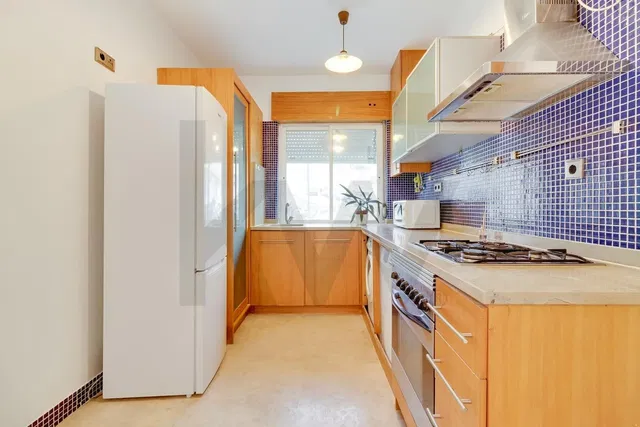 Küche; küchengeräte, tageslicht, moderner stil