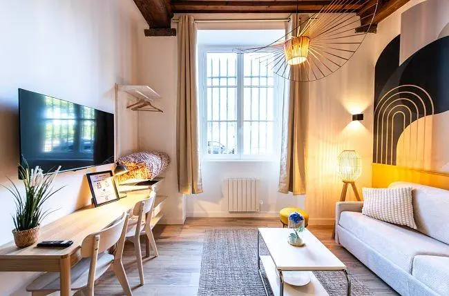 Wohnzimmer; tageslicht, moderner stil, holzboden