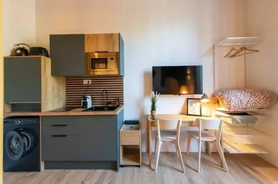 Küche; küchengeräte, holzboden, tageslicht, moderner stil