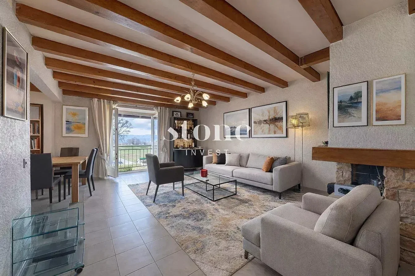 Wohnzimmer; holzbalken, kamin, blick, tageslicht, moderner stil