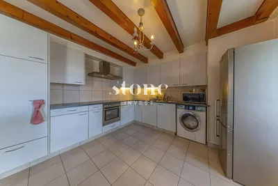 Küche; küchengeräte, fliesenboden, holzbalken