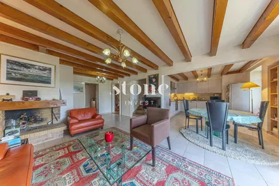 Wohnzimmer; kamin, holzbalken, fliesenboden, tageslicht