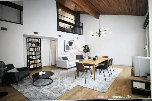 Wohnzimmer; hohe decken, holzbalken, tageslicht, moderner stil