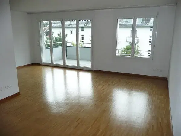 Wohnzimmer; blick, holzboden, tageslicht