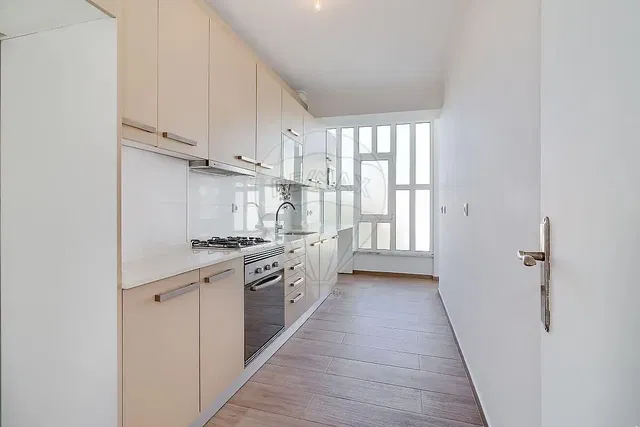 Кухиња; кухињски апарати, природно светло, плочице, реновиран