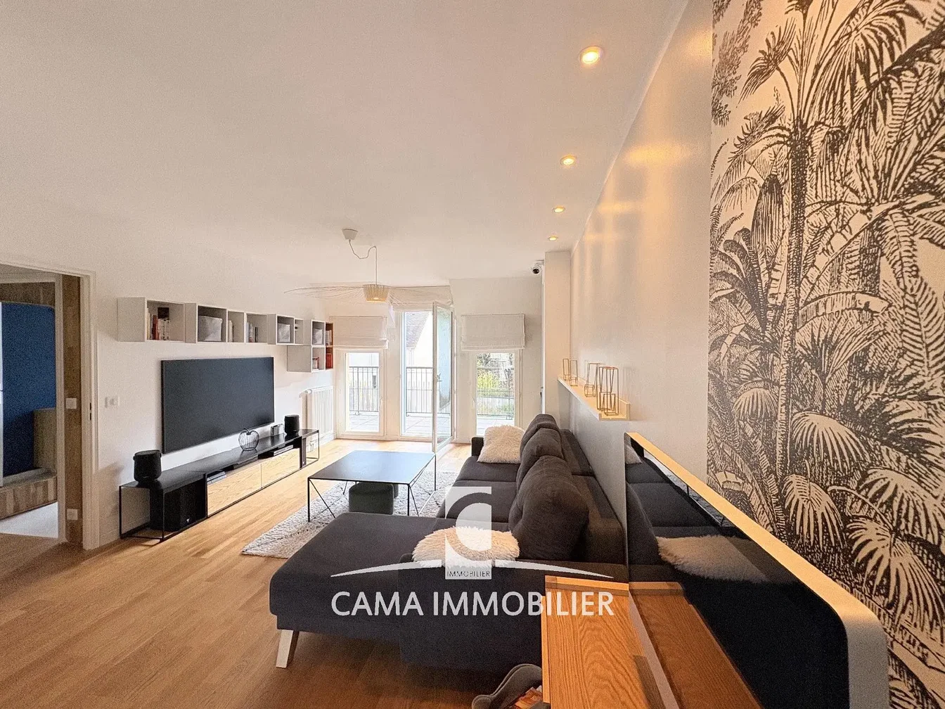 Дневна соба; поглед, дрвени под, природно светло, модерни стил