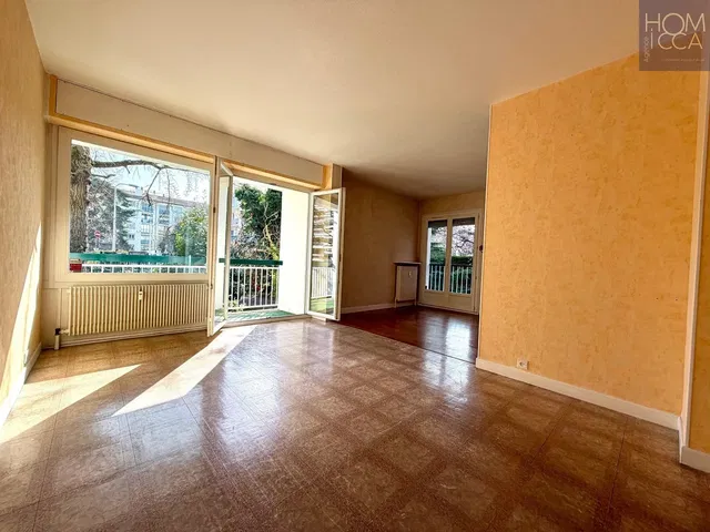 Salon; widok, podłoga z płytek, światło dzienne