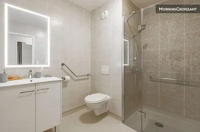 Badezimmer; fliesenboden, tageslicht, renoviert