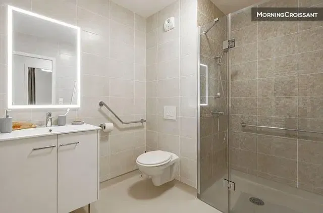 Kúpeľňa; dlažba, prirodzené svetlo, po rekonštrukcii