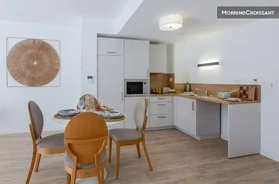 Küche; küchengeräte, tageslicht, moderner stil