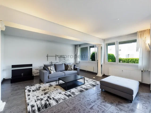 Wohnzimmer; fliesenboden, tageslicht, moderner stil