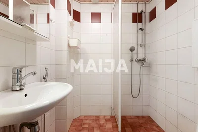 Badezimmer; fliesenboden, tageslicht, renovierungsbedürftig