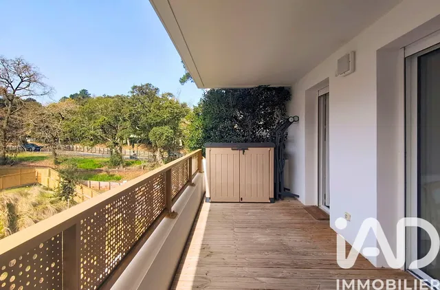 Balkon; výhled, dřevěná podlaha