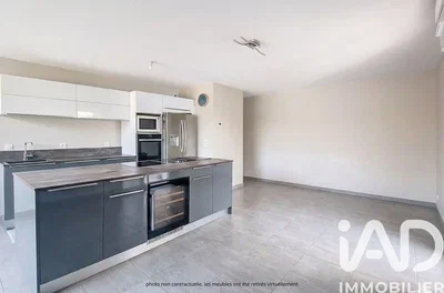 Cuisine; électroménager, carrelage, rénové, lumière naturelle