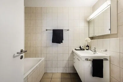 Bagno; pavimento in piastrelle, luce naturale, ristrutturato