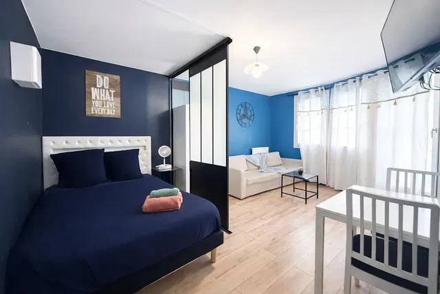 Schlafzimmer; holzboden, tageslicht, moderner stil