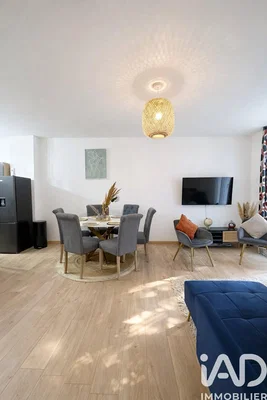 Wohnzimmer; küchengeräte, moderner stil, holzboden, tageslicht