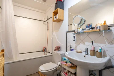 Купатило; плочице, реновиран, природно светло