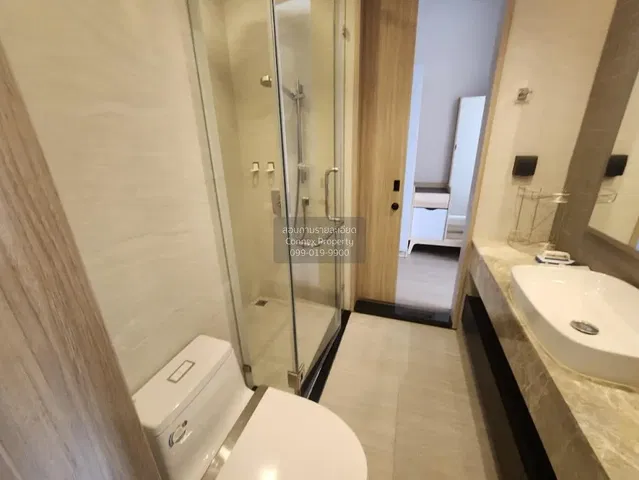 Bagno; pavimento in piastrelle, ristrutturato, luce naturale, stile moderno