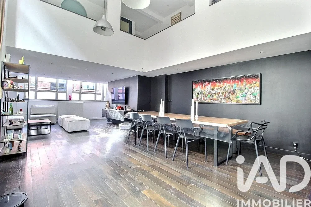 Дневна соба; дрвени под, природно светло, модерни стил