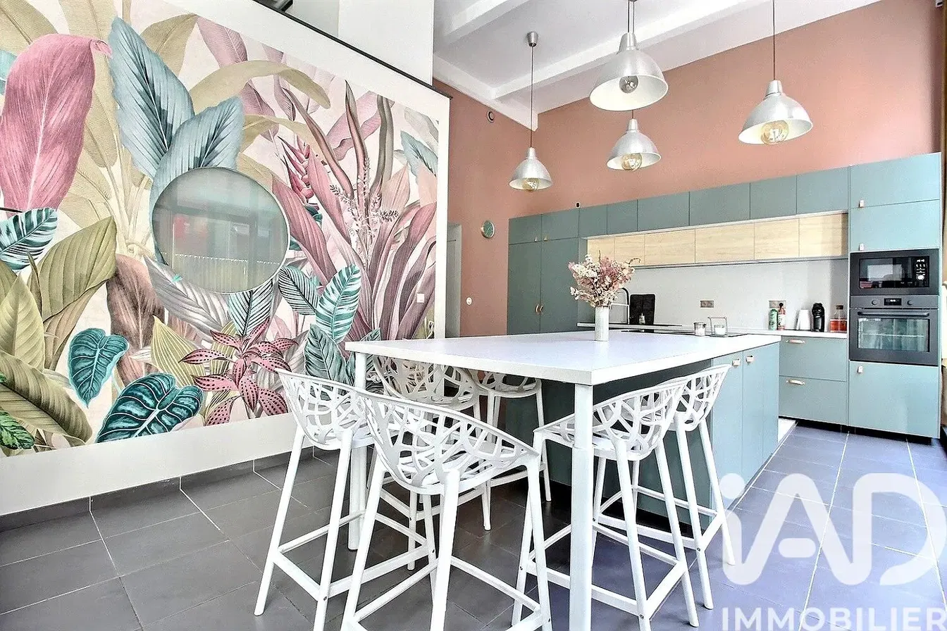 Кухиња; кухињски апарати, плочице, модерни стил