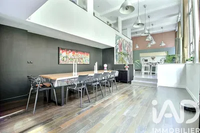 Дневна соба; дрвени под, природно светло, модерни стил