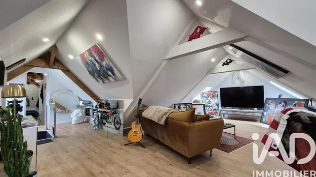 Salón; vigas de madera, suelo de madera, luz natural, estilo moderno