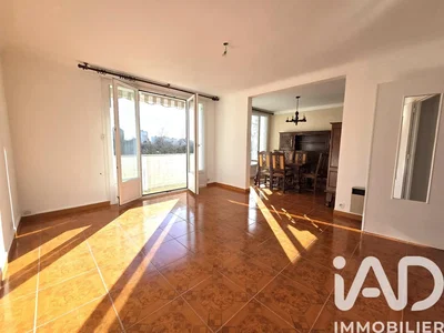 Дневна соба; плочице, природно светло, поглед