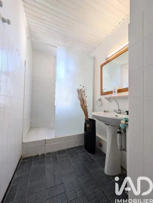 Casa de banho; chão de azulejo, precisa de renovação, luz natural