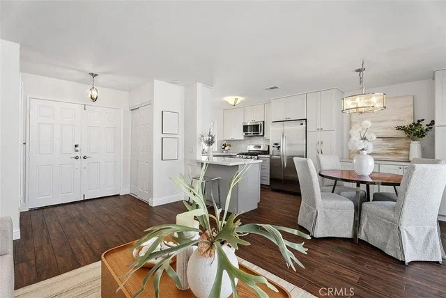 Cucina; elettrodomestici, pavimento in legno, luce naturale, stile moderno