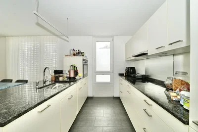 Küche; küchengeräte, tageslicht, moderner stil, fliesenboden
