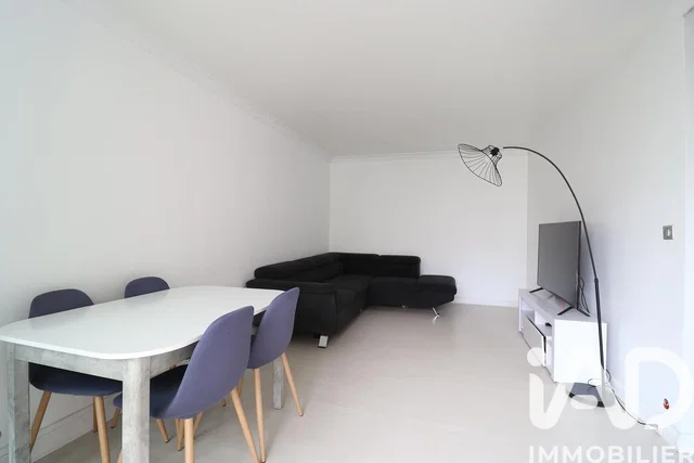 Obývací pokoj; moderní styl, přirozené světlo