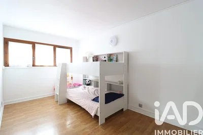 Dětský pokoj; přirozené světlo, dřevěná podlaha