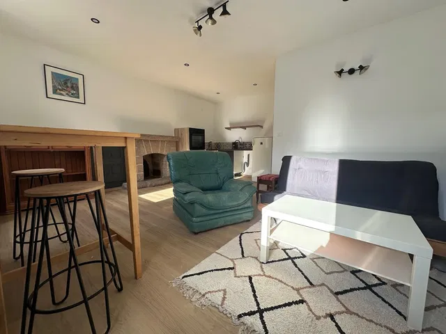 Obývací pokoj; přirozené světlo, dřevěná podlaha, krb