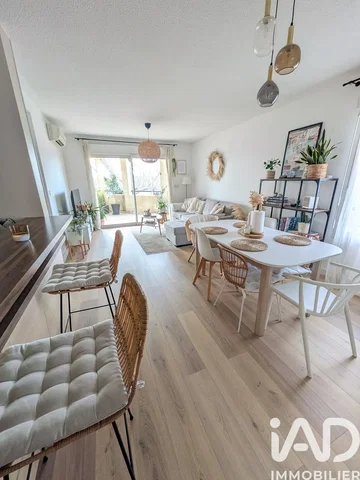 Living room; natural light, modern style, wood floor