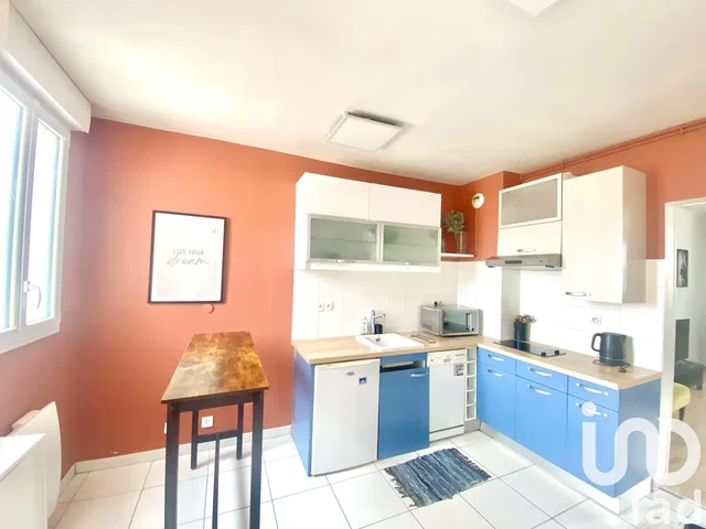 Cuisine; électroménager, carrelage, lumière naturelle