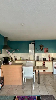 Кухиња; плочице, кухињски апарати, природно светло