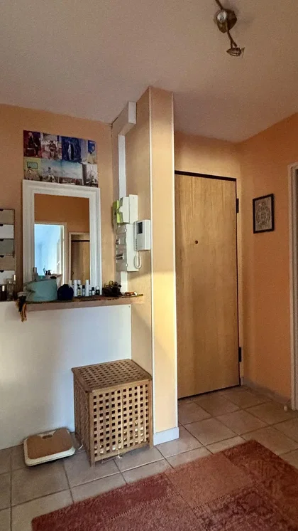 Šatna; dlažba, přirozené světlo