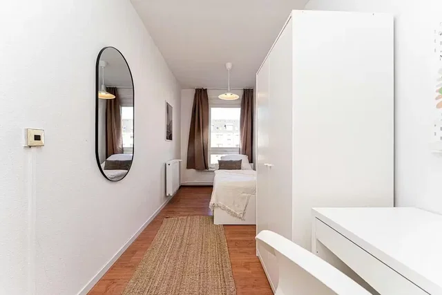 Dormitorio; luz natural, suelo de madera