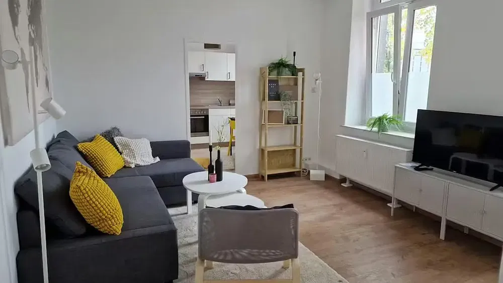 Woonkamer; natuurlijk licht, moderne stijl, houten vloer