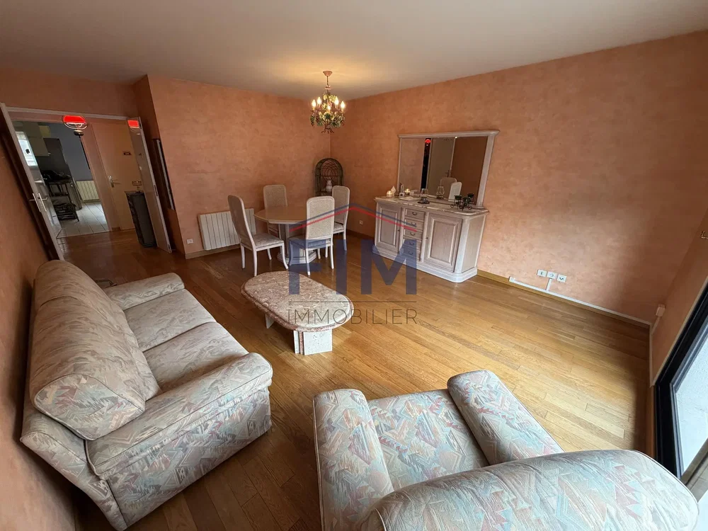 Дневна соба; дрвени под, рустикални стил