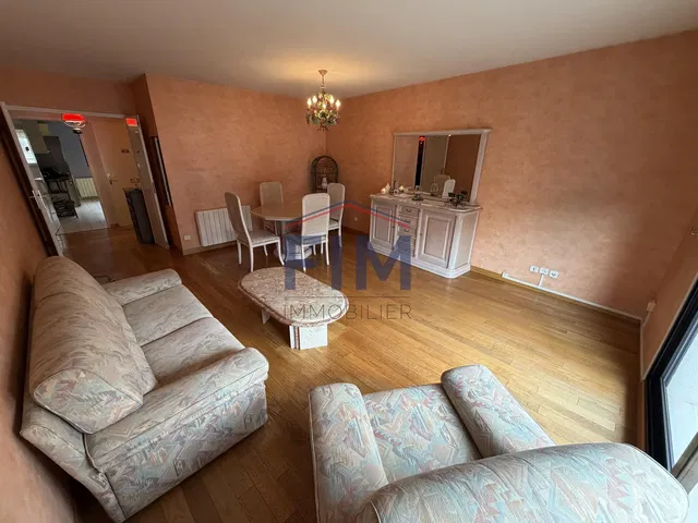 Salon; podłoga drewniana, styl rustykalny