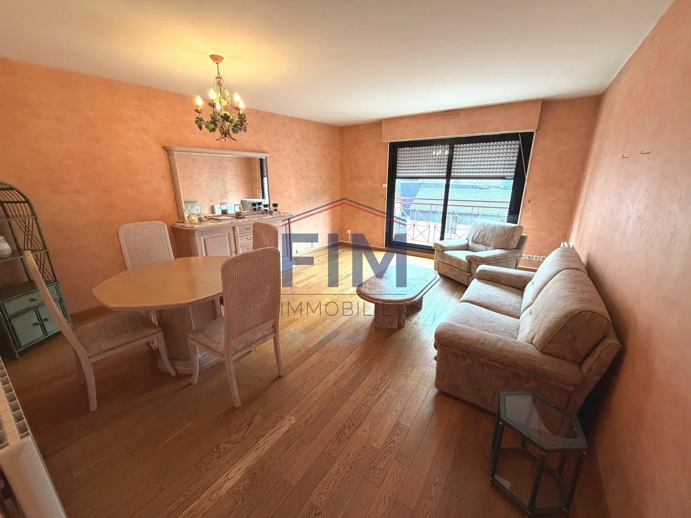 Дневна соба; дрвени под, природно светло