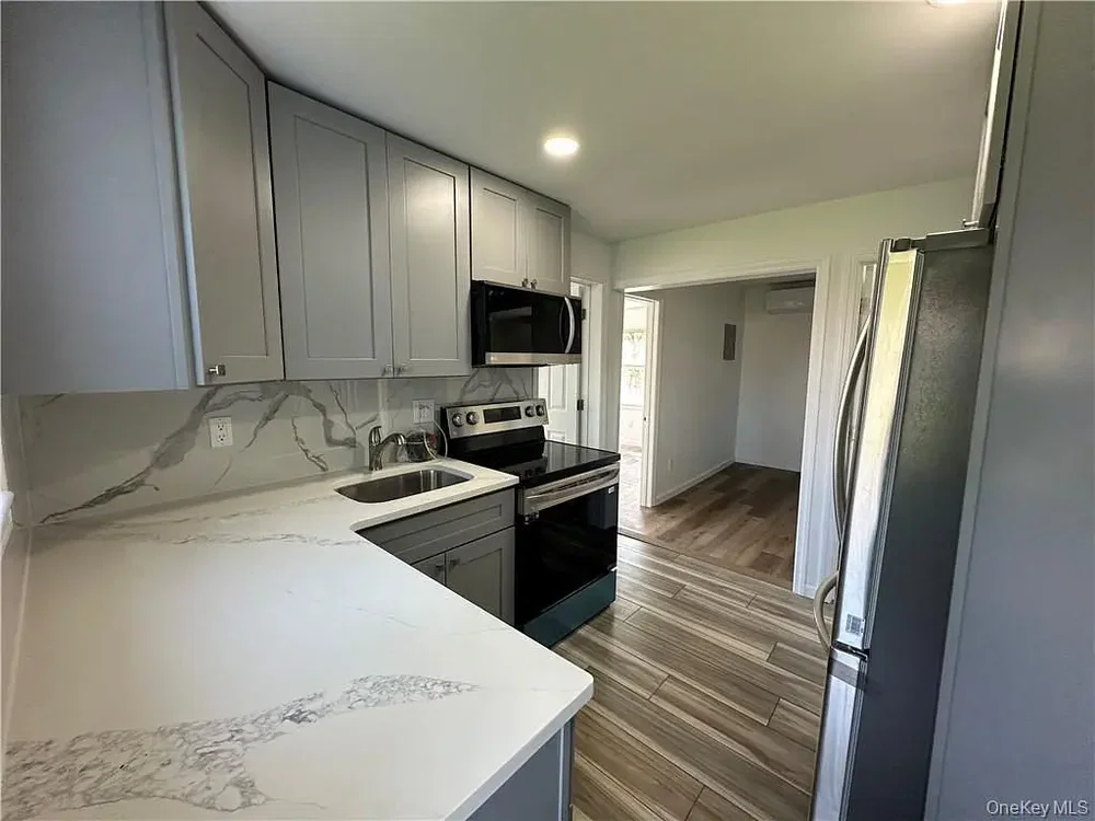 Cucina; elettrodomestici, ristrutturato, luce naturale, stile moderno