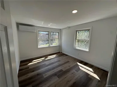 Camera da letto; luce naturale, pavimento in legno