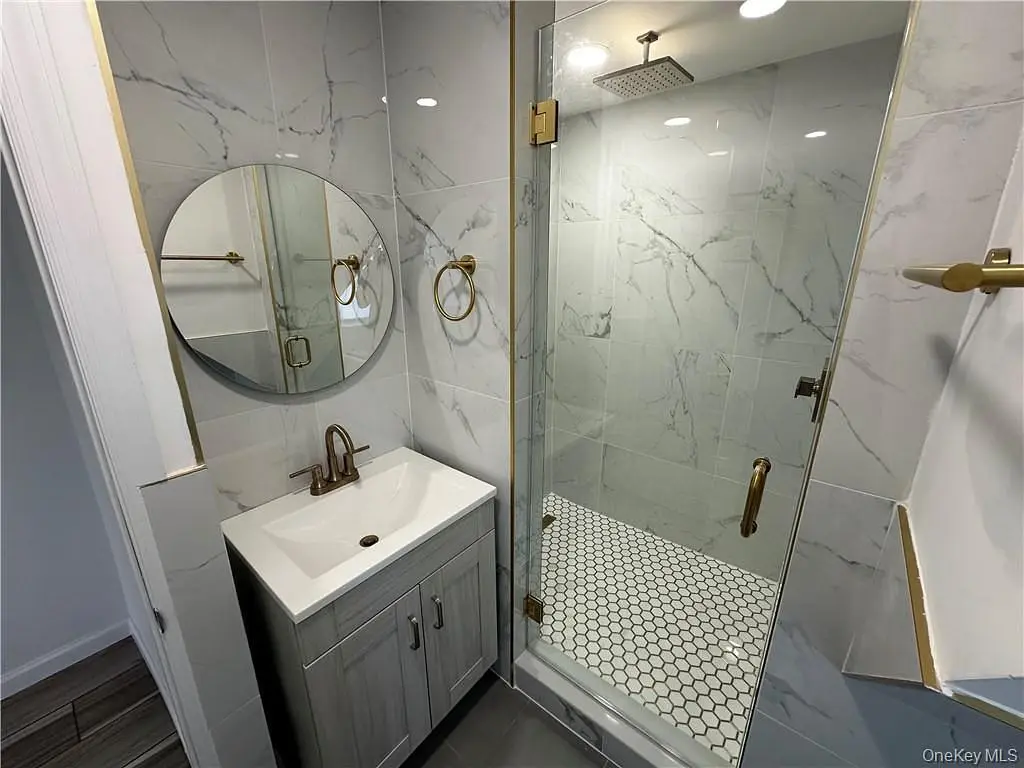Bagno; pavimento in piastrelle, ristrutturato, luce naturale