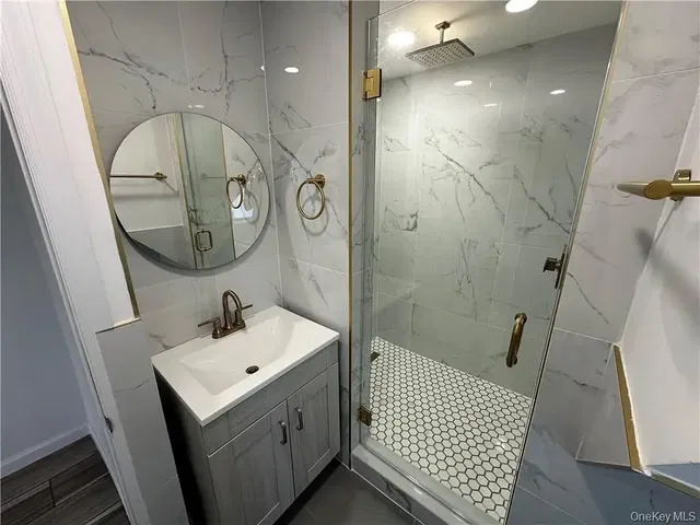 Badkamer; tegelvloer, gerenoveerd, natuurlijk licht