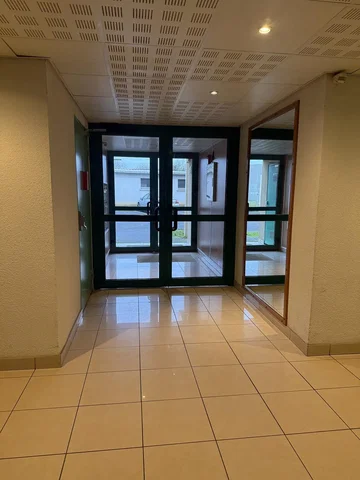 Garderobe; fliesenboden, blick