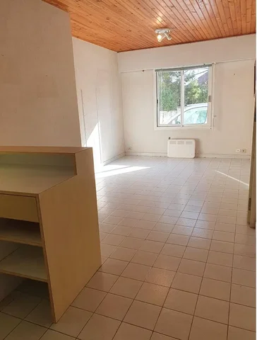 Wohnzimmer; fliesenboden, tageslicht