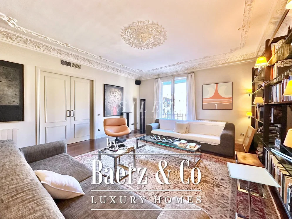 Oturma odası; manzara, ahşap zemin, yüksek tavan, modern stil, doğal ışık